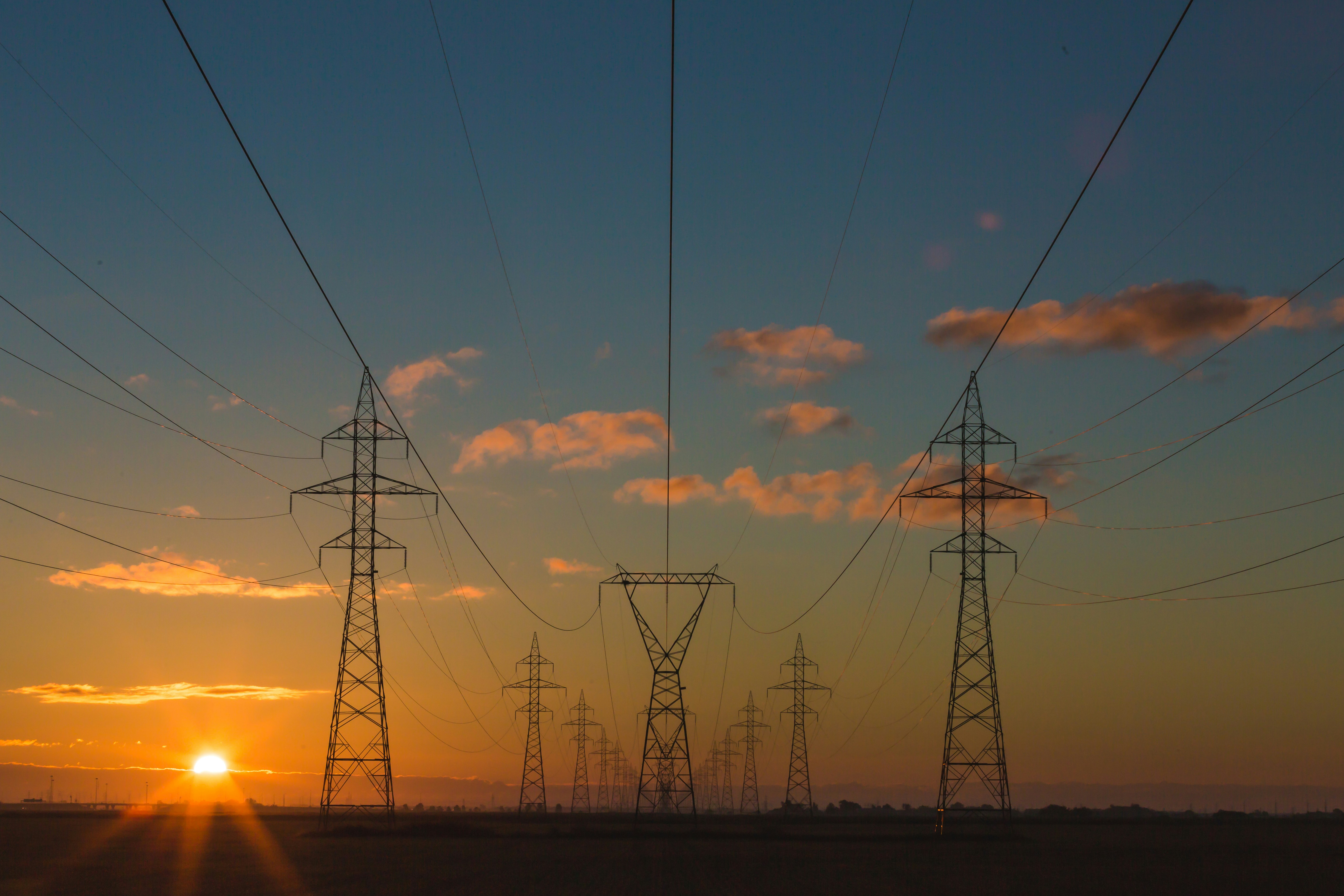Electricista revisando un cuadro eléctrico en Málaga