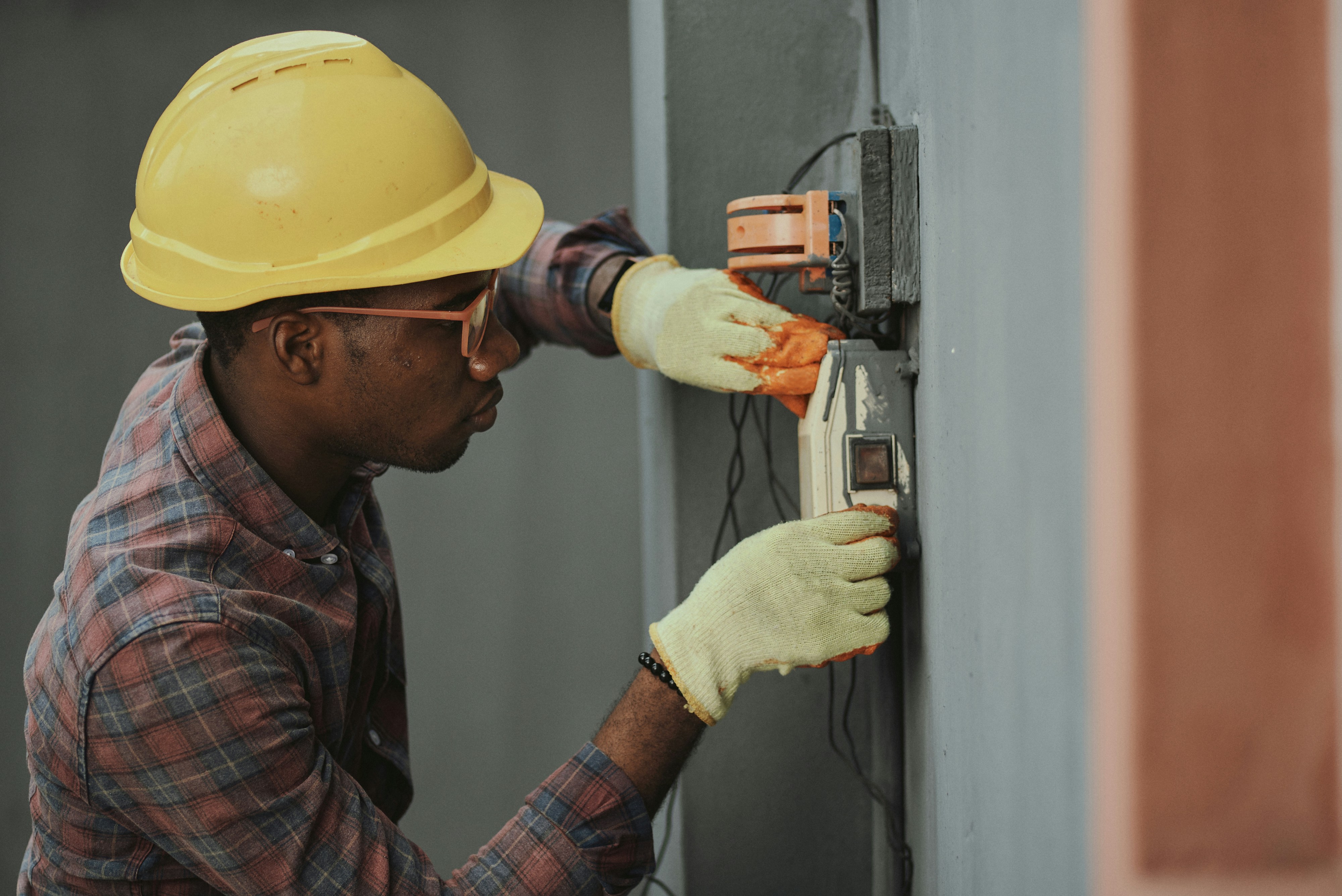 Instalación de enchufes y cableado